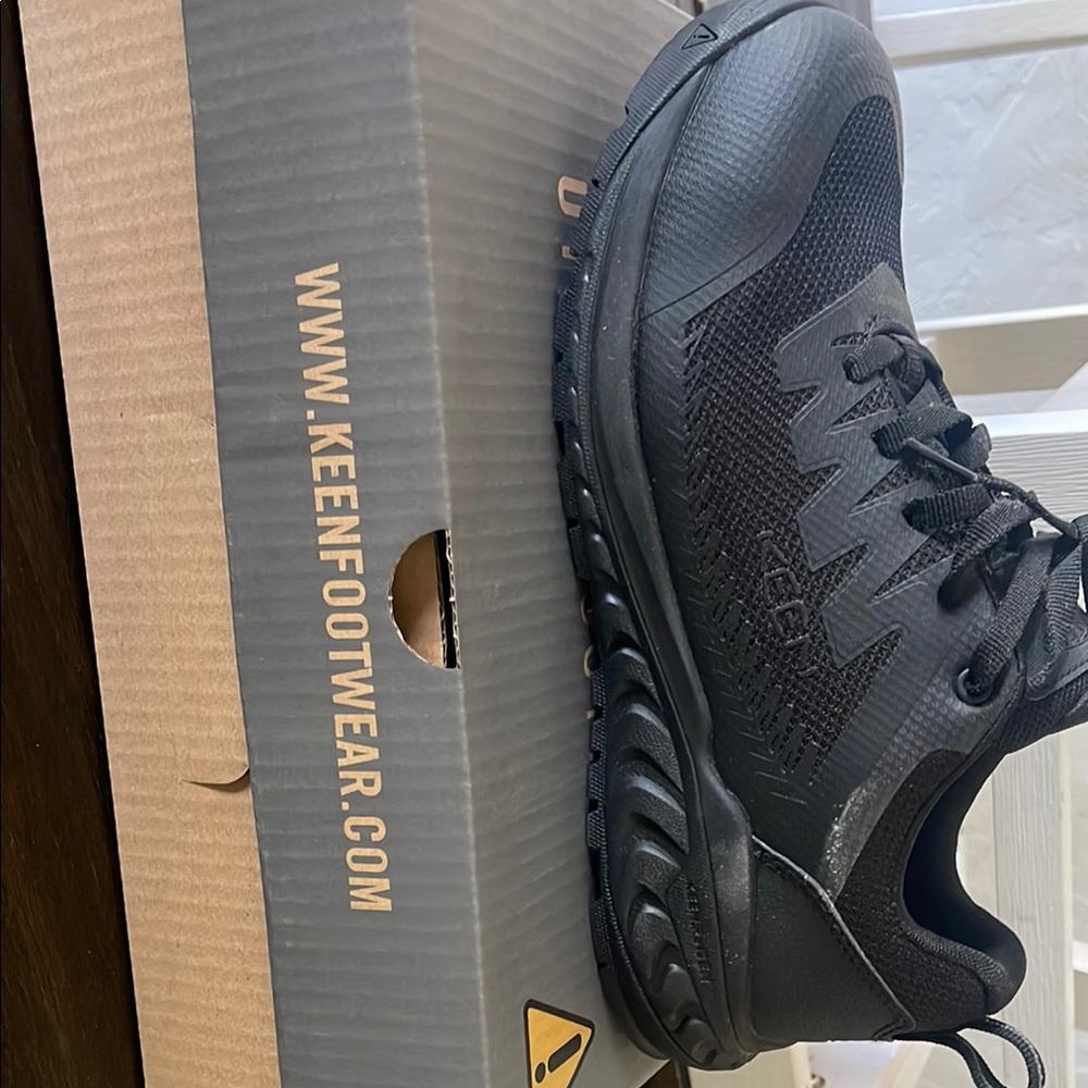 Keen Black Athletic Shoes with Chunky Sole and Sleek Design